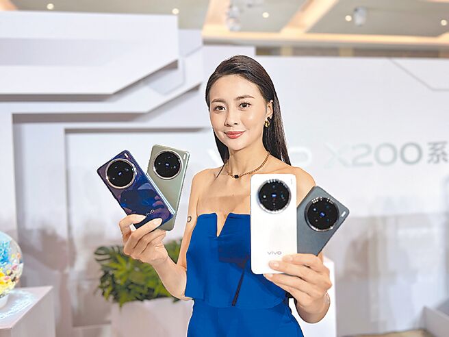 vivo推出全新vivo X200旗舰系列（见图），搭载联发科技天玑9400处理器，其中X200 Pro搭载蔡司2亿像素APO超级长焦镜头，号称新一代演唱会神机。vivo X200推出极光绿、海洋之心、白月光、辰夜黑4色，建议售价2万9990元；vivo X200 Pro则推出钛灰、辰夜黑两色，建议售价3万7990元。新用户参加体验店预购X200系列方案，免抽即可获得限量五月天「回到那一天」25周年演唱会新年特别版门票（一般场）、统一超商礼券、典藏相机造型行动电源等好礼。（图／古明弘）