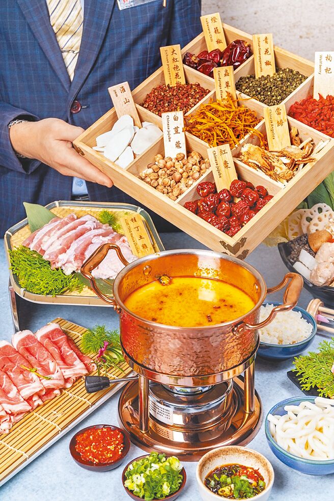 「Bar 98」港式火锅「百鲜打边炉」，为独食族设计个人小火锅套餐。（台北凯达大饭店提供）