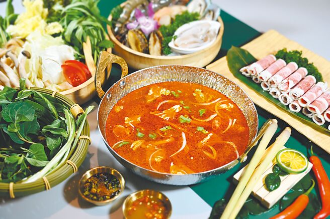 莲花餐厅将泰式香料和火锅结合，提供旅人高温提振食欲、冬日暖身驱湿的用餐新选择。（垦丁凯撒提供）