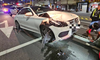 高雄凌晨車禍！男恍神追撞小黃 車內女友人「身分曝光」