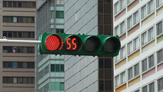 黃燈要煞車還加速？正確做法曝 2NG行為一堆人犯