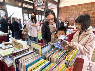 睽违5年两岸金门书展盛大登场  亲子选购图书扎根阅读风气