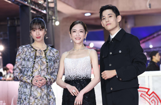  金馬61／楊千霈寒風中露胸秀美背 搭徐鈞浩王渝萱紅毯打頭陣