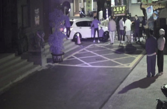 糗！駕駛路不熟車卡柴山斜坡 熱心民眾合力救援懸空車輛