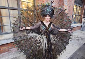 澎恰恰搭機回台快閃開唱！ 資深歌后化身「孔雀開屏」