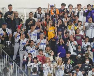 12强》熟悉的中职应援曲响起 一起在东京巨蛋「32撞」