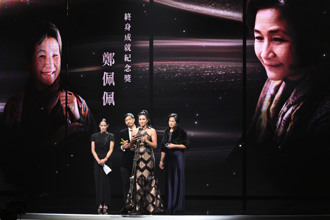 金馬61／鄭佩佩獲終身成就獎！4子女和李安含淚擁抱、哽咽致詞