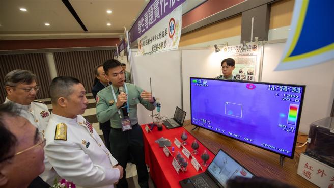 國防大學校長劉志斌上將聽取學生說明科技實作競賽獲獎作品內容，藉多元領域成果，展現軍校生在國防科研的傑出能力。
（記者簡廷哲攝）