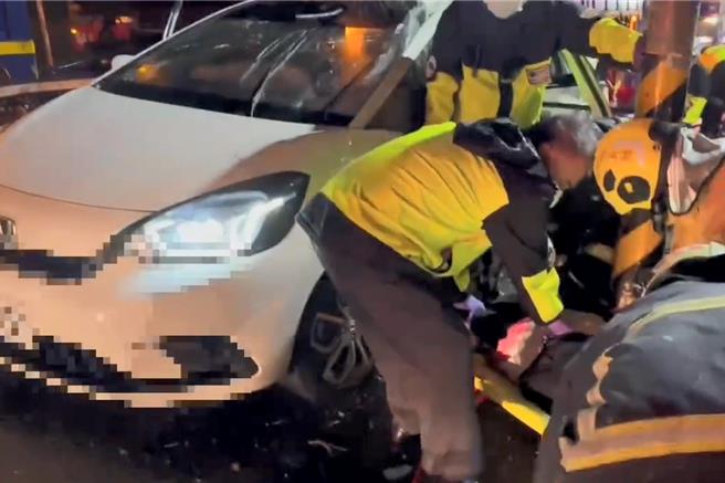 宜兰县五结乡五结中路三段今天凌晨发生严重车祸，有3人宣告不治。（宜兰县消防局提供）