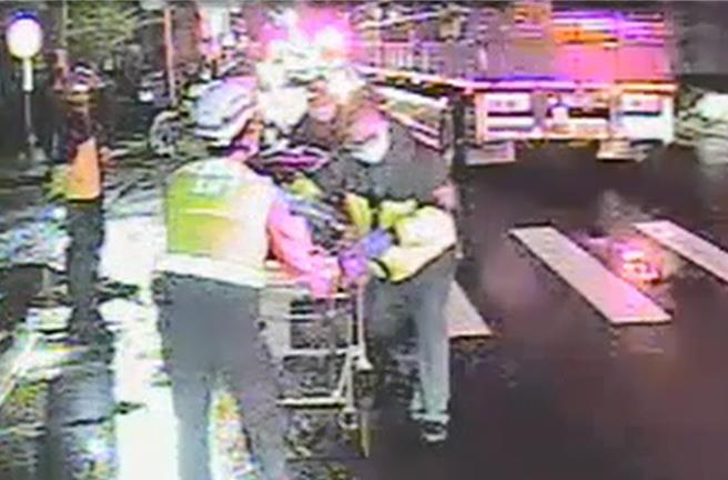 宜兰县消防局派遣五结等分队，出动破坏器材等机具前往现场抢救。（宜兰县消防局提供）