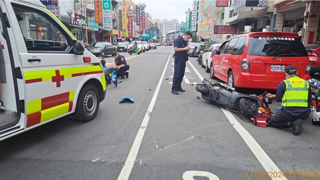 台中市大里区东荣路22日下午3时40分传出机车对撞车祸。（民眾提供／冯惠宜台中传真）