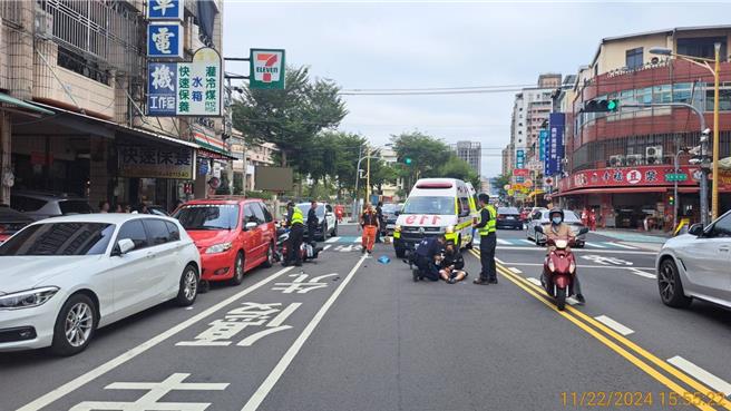 台中市大里区东荣路22日下午3时40分传出机车对撞车祸。（民眾提供／冯惠宜台中传真）