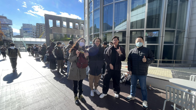 世界12强棒球赛复赛最终战晚间上演经典「台日大战」，台湾球迷一早就到东京巨蛋外排队买票。（毛琬婷摄）