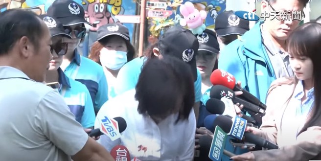 前勞動部長許銘春鞠躬道歉。（取自中天新聞）