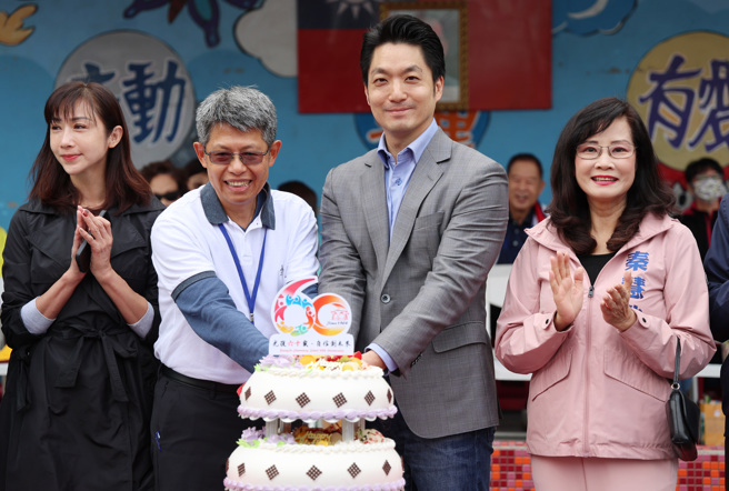 台北市長蔣萬安（中右）23日出席北市光復國小60周年校慶活動，並與校長修金莒（中左）與來賓一同切蛋糕。（姚志平攝）