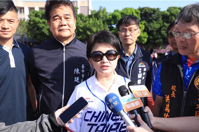 台中市长卢秀燕今天穿上中华队服要为中华队加油。（李京升摄）