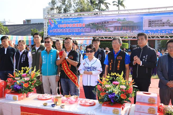 卢秀燕指今天要穿中华队队服一整天跑行程。（李京升摄）