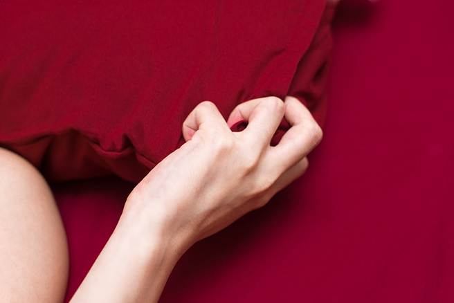 大陆一对情侣在饭店亲热到一半，房门突然被打开，吓得当场跌下床。（示意图：Shutterstock／达志）