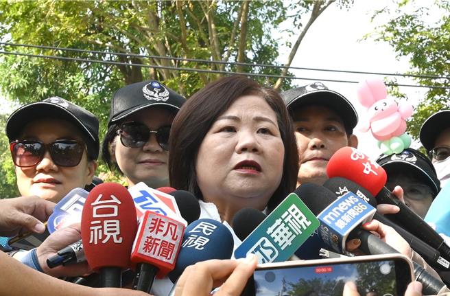 勞動部前部長許銘春（前）23日對於高雄市長選舉議題不回應。（林瑞益攝）