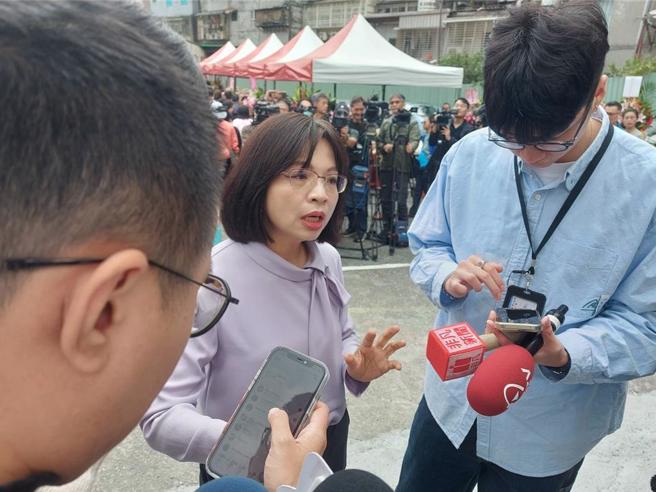 民進黨立委林淑芬（中）受訪。（張鎧乙攝）
