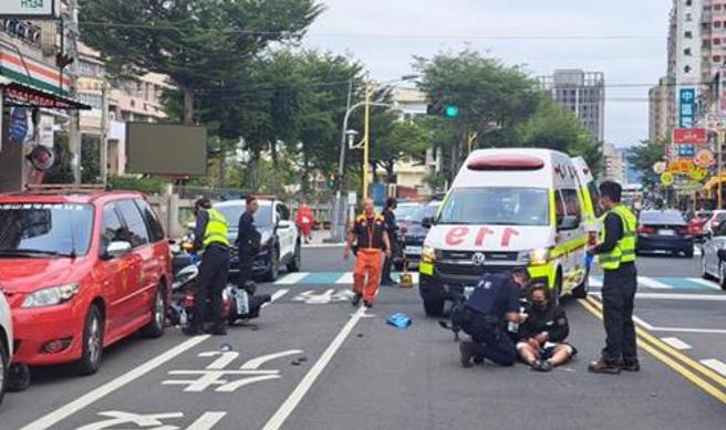 台中市大里區東榮路22日下午3時40分傳出機車對撞車禍。（民眾提供／馮惠宜台中傳真）