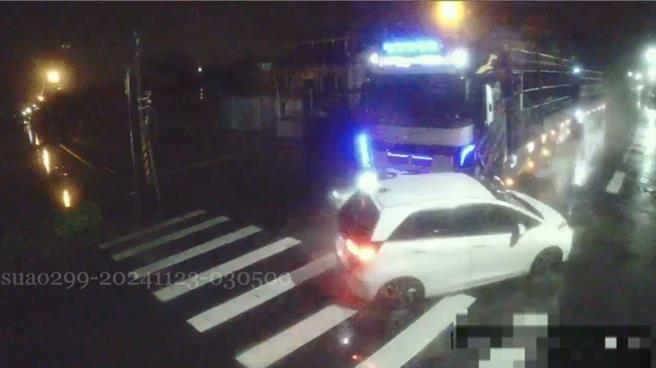 宜兰县五结乡五结中路、三兴路口发生车祸，曳引车侧撞小客车，小客车内3人伤重不治。（警方提供）