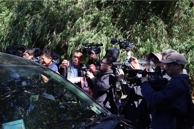 薄瓜瓜婚宴現場戒備森嚴，媒體僅能守候在大門外，一度記者比賓客還多。（邱立雅攝）