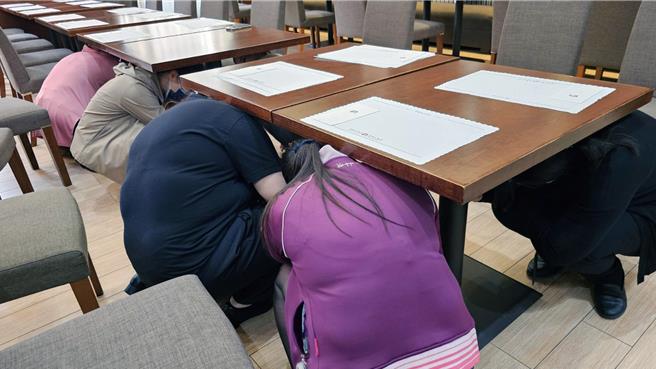 台南市22日晚上地牛大翻身，市长黄伟哲表示，市民面对地震、颱风等天然灾害风险不可轻忽，但也不需过于恐慌，强化防灾观念才是当务之急。图为国家防灾日旅宿业防灾演练。（市府提供／洪荣志台南传真）