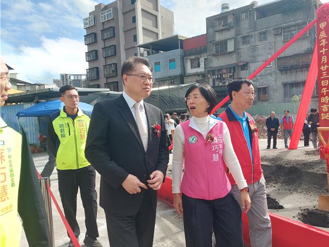 民进党立委苏巧慧与秘书长林右昌出席新北市五股集福宫福德爷建宫动土大典。（张铠乙摄）