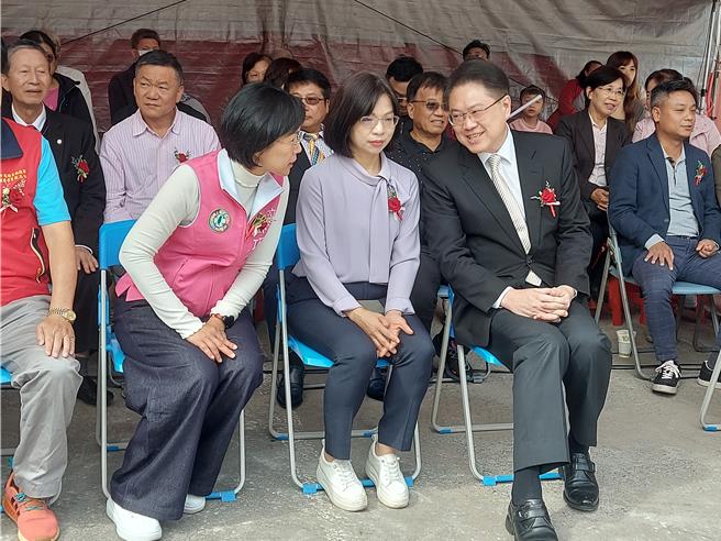 民進黨立委蘇巧慧、林淑芬和祕書長林右昌23日出席五股集福宮建宮動土大典。（張鎧乙攝）