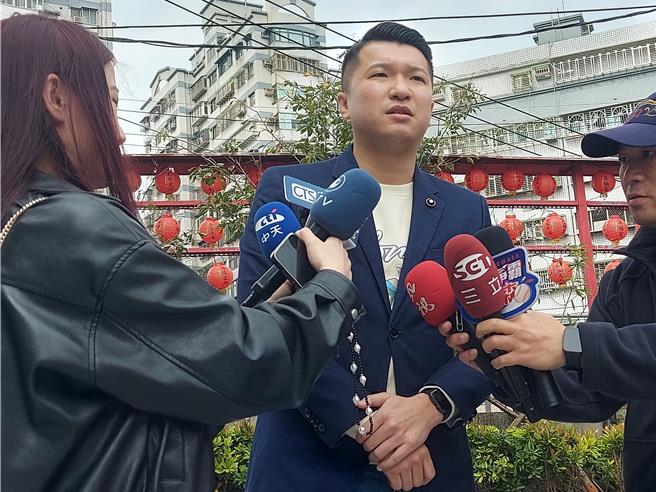 新北市议员李宇翔（中）23日受访。（张铠乙摄）