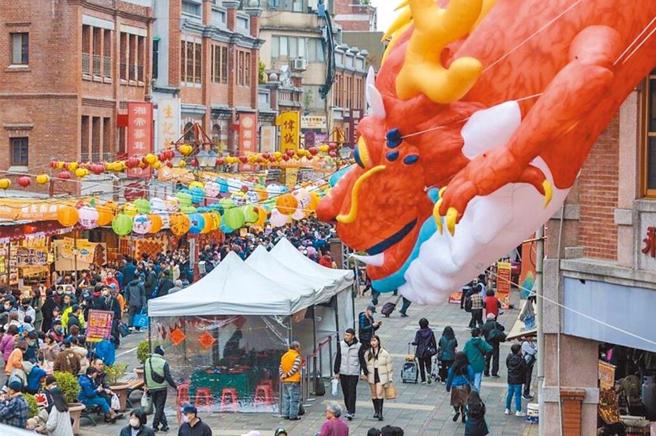 台北市议员陈炳甫指出，希望可以将接驳车路线往北带，增加凉州街的停靠点，且将接驳车辆数增加，让北街也能繁荣。图为台北年货大街示意图。（本报资料照）