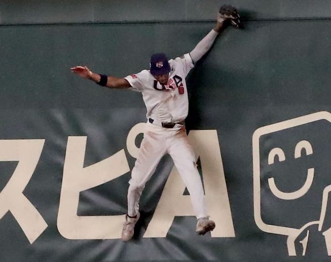 美国队外野手辛普森（ Chandler Simpson）墙边接球。（赵双杰摄）