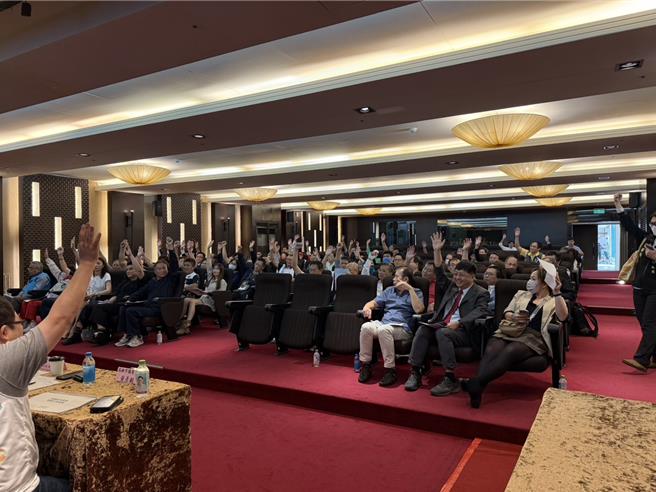 高铁南延案首场座谈会，现场30名里长举手赞同「高雄方案」。（纪爰摄）