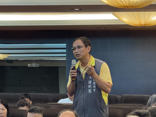 前镇区振兴里长锺明宪则表示，支持高雄方案，但是这几年来高雄车站周边商家已经没生意做了，希望能尽可能将开挖工程，对商圈所造成的衝击降到最低。（纪爰摄）