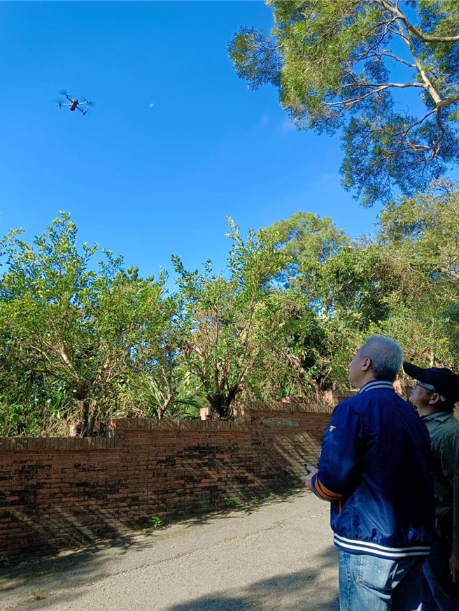 薄瓜瓜婚宴場地隱密且戒備森嚴，有媒體試圖用空拍機拍攝婚宴場景，遭地面工作人員出動干擾槍遮蔽訊號。（邱立雅攝）