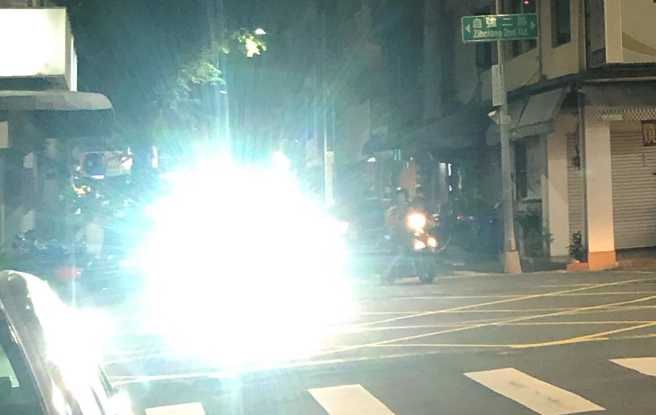 骑士疑似改装车灯，白光闪到整台机车都看不见。（翻摄自爆料公社）