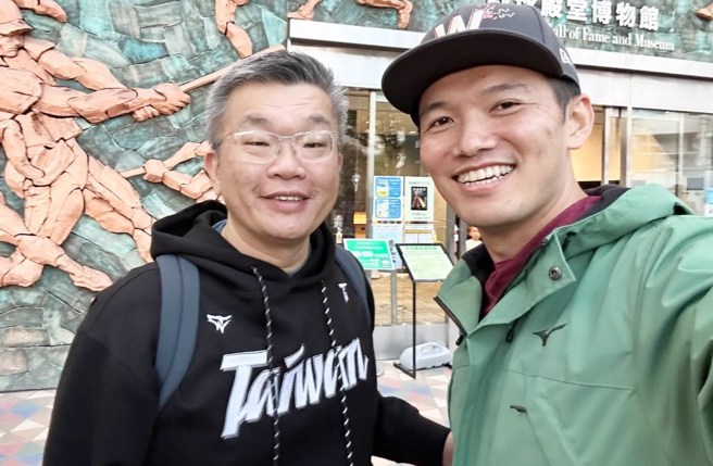 国师Josh在中华队击败美国后，想跟所有人击掌庆祝，却只有中华职棒蔡其昌给予回应。（图／tainanjosh Threads）