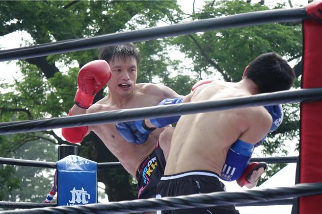 泰神杯泰拳赛在屏东体育场前广场进行一天的热血拚搏。（罗琦文摄）