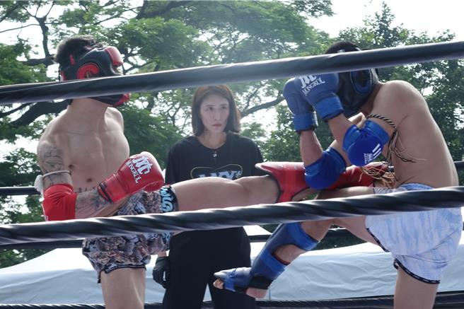 泰神杯泰拳赛在屏东体育场前广场举行，有来自全台10余家泰拳馆、35组选手对决。（罗琦文摄）