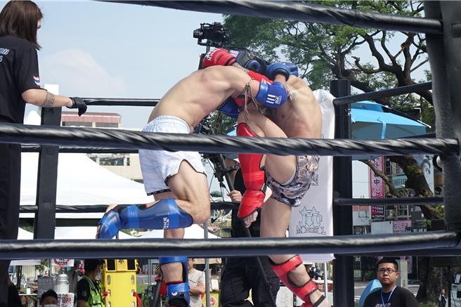泰拳近身缠斗相当激烈，拳腿膝肘是技击重点。（罗琦文摄）