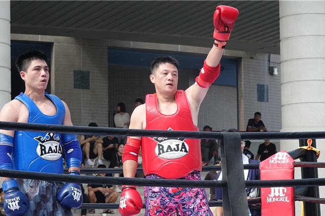 泰神杯年纪最大的参赛者、45岁朱俊锜（右）以意志力打完比赛。（罗琦文摄）