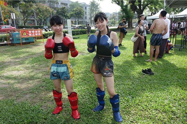 女子组的林君霓（右）与吴欣婷（左）对决。（罗琦文摄）