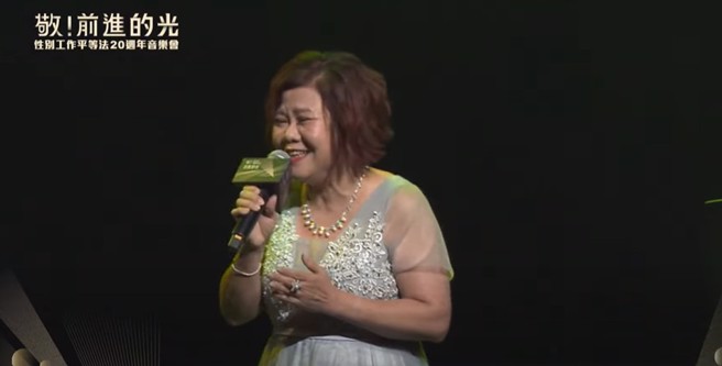 许铭春演唱画面。（取自劳动部YT）