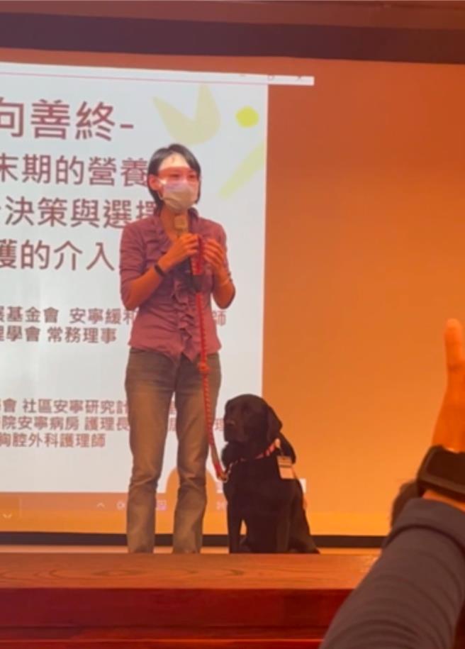 護理師劉曉菁帶著治療犬「Oba」親臨現場，成為講座最大亮點。（民眾提供／紀爰高雄傳真）