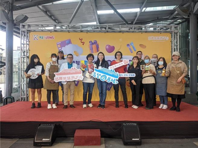 基隆市文化观光局23日推出「基隆智慧游」平台，游客只要藉由手机上网浏览平台，便可轻松掌握基隆最新交通、主题游程及店家资讯。（基隆市文观局提供／徐佑升基隆传真）