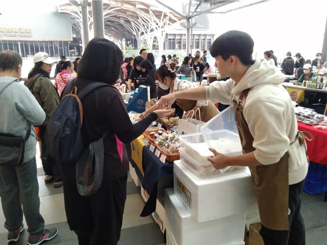 基隆市文化观光局23日推出「基隆智慧游」平台，游客只要藉由手机上网浏览平台，便可轻松掌握基隆最新交通、主题游程及店家资讯。（基隆市文观局提供／徐佑升基隆传真）