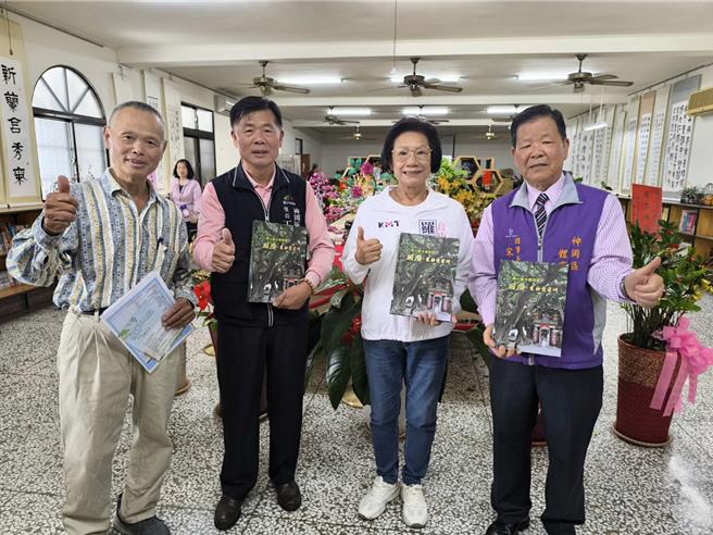 市议员罗永珍等人共同见证村史诞生。（李京升摄）