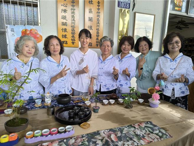 里民们共同见证村史发表。（李京升摄）