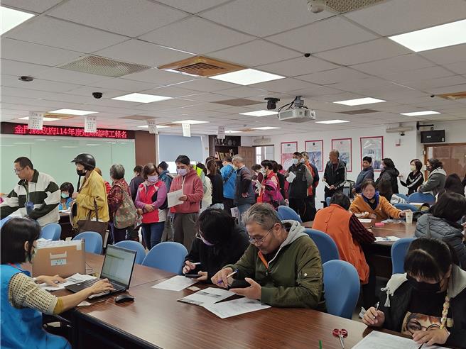 金門縣政府2025年度短期臨時工經過1天半的報名時間已於今日中午截止，計有504人報名搶抽270個職缺。(圖／金門縣政府提供)